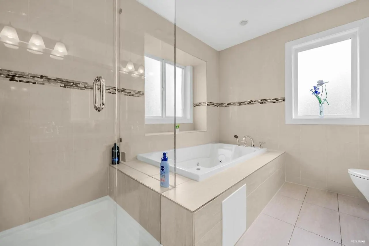 Luxurious Getaway In Vancouver-Private Room With Attached Bathroom Vancouver